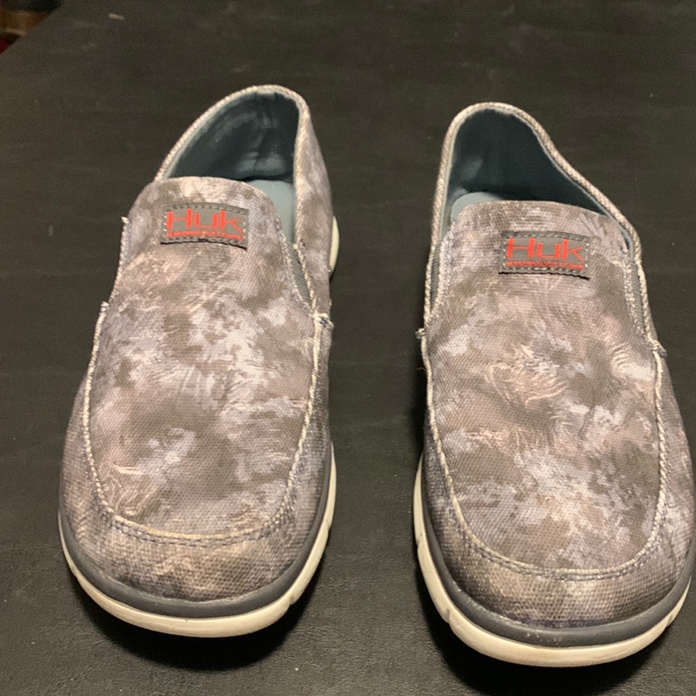 HUK mens slip on